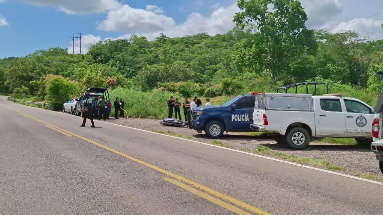 El cuerpo fue encontrado a unos metros de la cinta asfáltica, en la carretera libre Mazatlán–Culiacán.