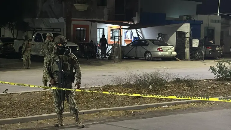 Elementos del Ejército Mexicano resguardaron la escena del crimen en el sector Paseo Alameda, al norte de Culiacán.