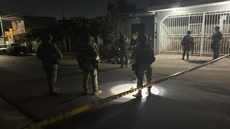 La zona fue acordonada por las autoridades en varios metros a la redonda, donde se localizaron múltiples casquillos percutidos sobre el pavimento.