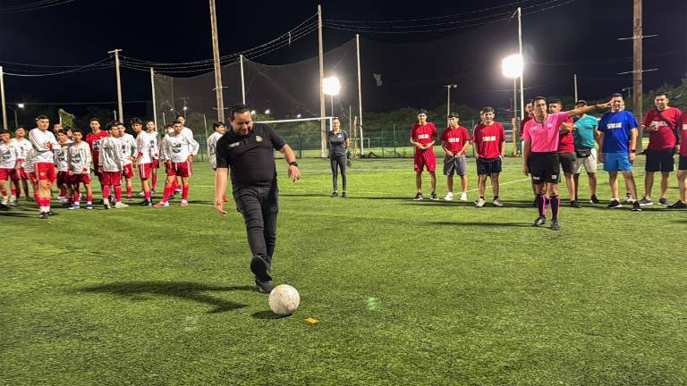 Benjamín Juárez, delegado estatal de arbitraje amateur de Sinaloa, fue el encargado de realizar el primer tiro a gol.