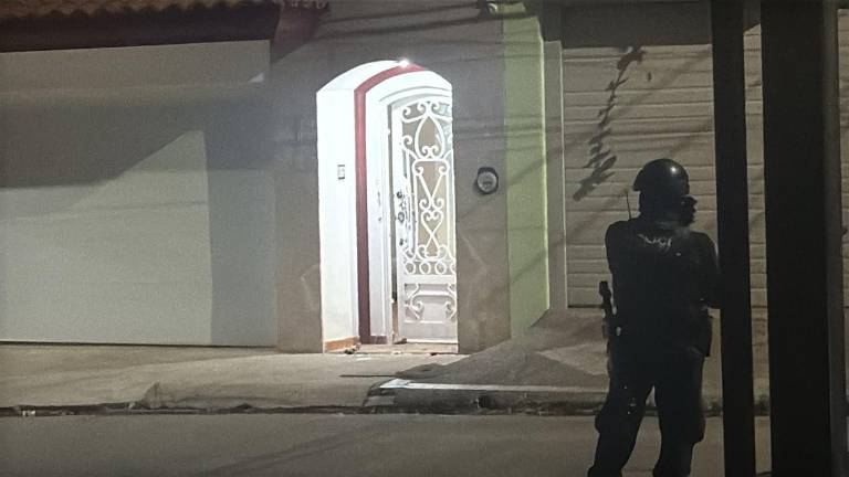 La vivienda quedó bajo resguardo y fue acordonada con cinta amarilla.