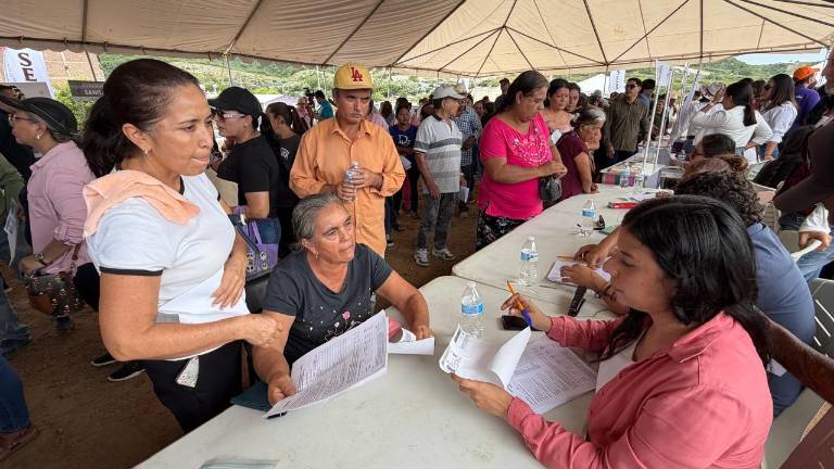 Entregan terrenos con servicios a familias desplazadas en Mazatlán.
