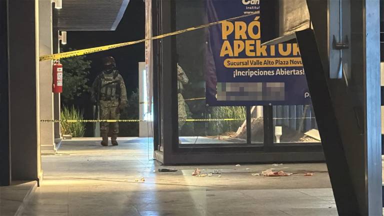 La víctima recibió al menos cuatro impactos de bala cuando presuntamente salía de un gimnasio; fue trasladada grave a un hospital.