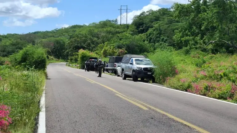 Autoridades esguardaron el sitio donde fue localizado un hombre sin vida a un costado de la carretera Mazatlán-Culiacán.