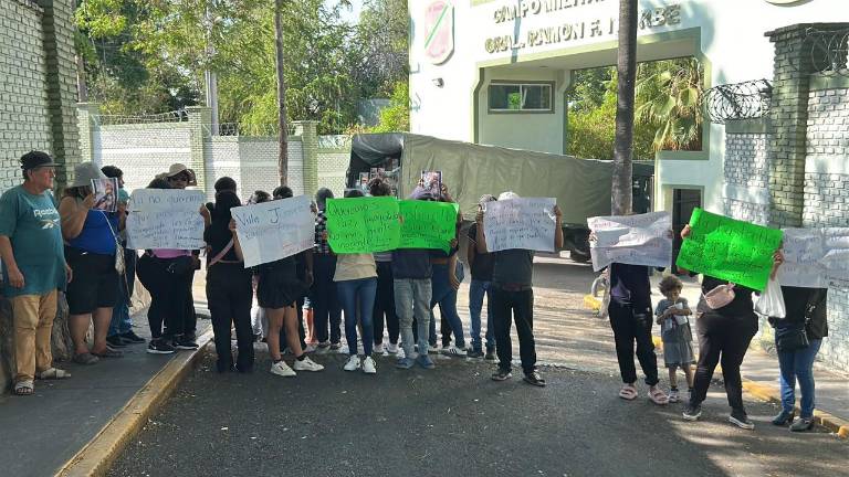 Habitantes de Villa Juárez se manifestaron este martes para denunciar presuntos abusos cometidos por elementos de la Guardia Nacional y de la Policía Estatal.