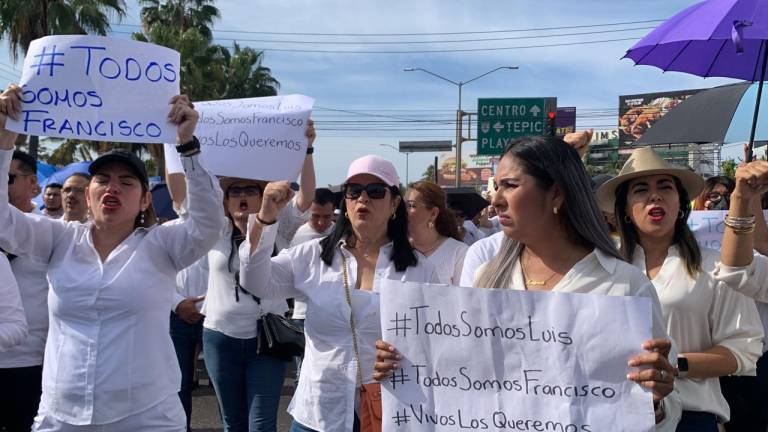 Decenas de personas bloquean el crucero de Insurgentes y Ejército Mexicano para exigir el regreso de Luis y Francisco, desaparecidos en Culiacán.