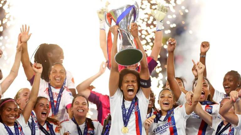 Las jugadoras del Lyon levantan el trofeo de la Champions Femenil.