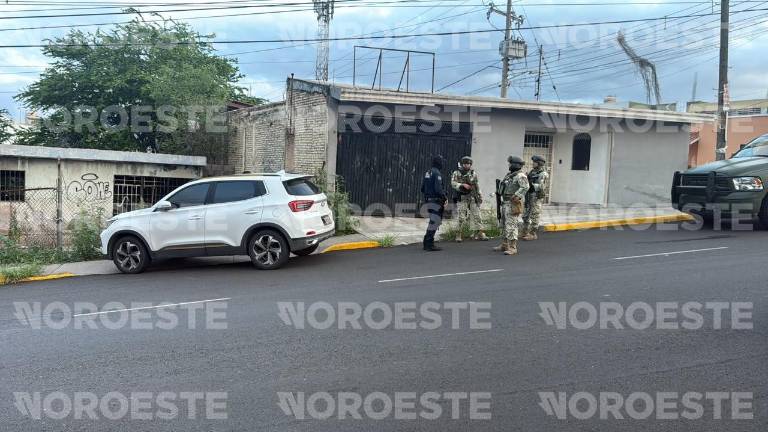 Dos civiles fueron detenidos a bordo de un Volkswagen Jetta blanco.