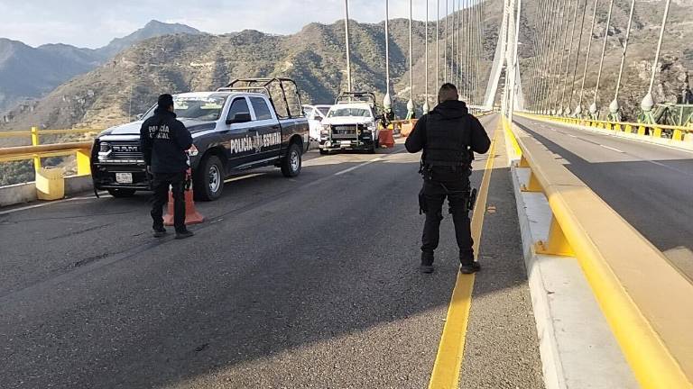 La SSPE de Durango informó que mantiene el puesto de control de prevención y combate al delito en el Puente Baluarte de la Súper Carretera Durango-Mazatlán.