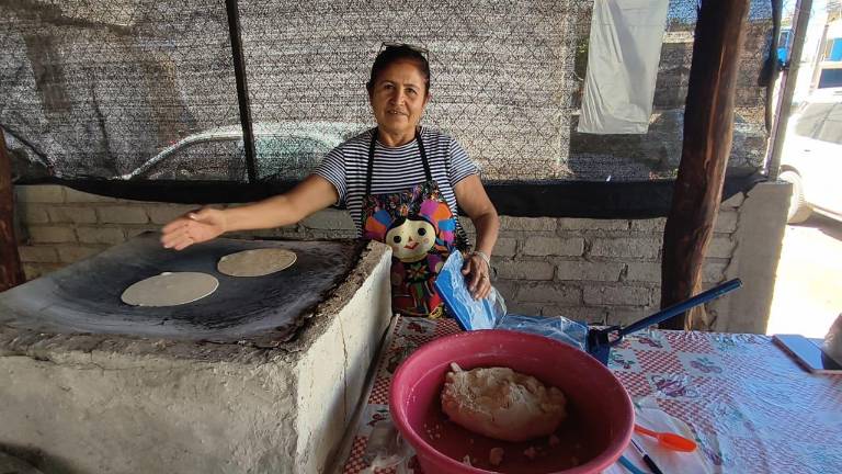 Verónica Bibriesca aplica lo que aprendió de su madre para hacer tortillas a mano y generar un ingreso para su hogar.