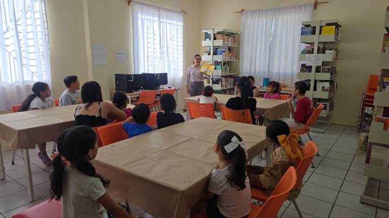 La bibliotecaria Kebele Marín coordinó la lectura en voz alta del cuento Amarillo y redondo.