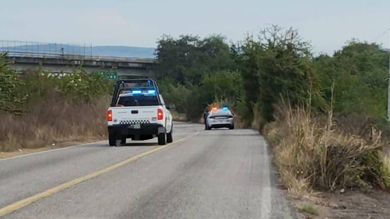 El cierre se dio alrededor de las 15:00 horas a unos metros antes del crucero que conecta con la carretera estatal a Chametla.