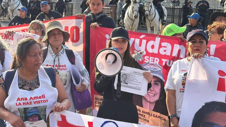Brenda Valenzuela Gil se manifestó durante el partido entre México y Portugal para exigir avances en la investigación por la desaparición de su hijo, Carlos Emilio.
