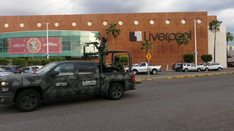 Olvidan bolso con un arma en plaza comercial de Culiacán