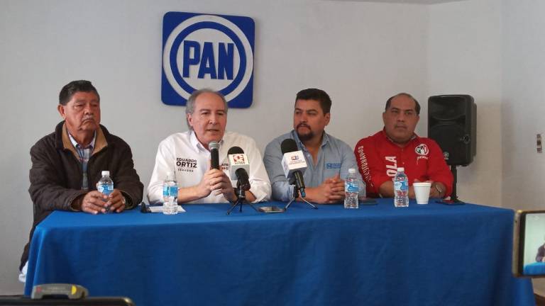 Eduardo Ortiz Hernández, candidato a Senador de la República por la coalición Fuerza y Corazón por México conformada por el PRI, PAN y PRD, en conferencia de prensa.