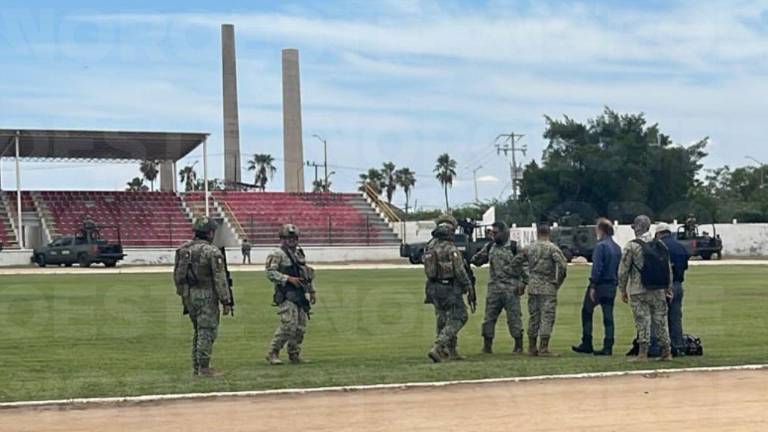 El productor Epigmenio Ibarra entre personal militar durante la movilización en Navolato.