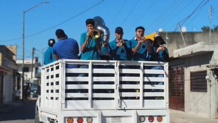 Desde las 5:00 horas, una camioneta con la banda La Rosarense recorrió las colonias del Pueblo Mágico llevando música y alegría a las mamás en su día.