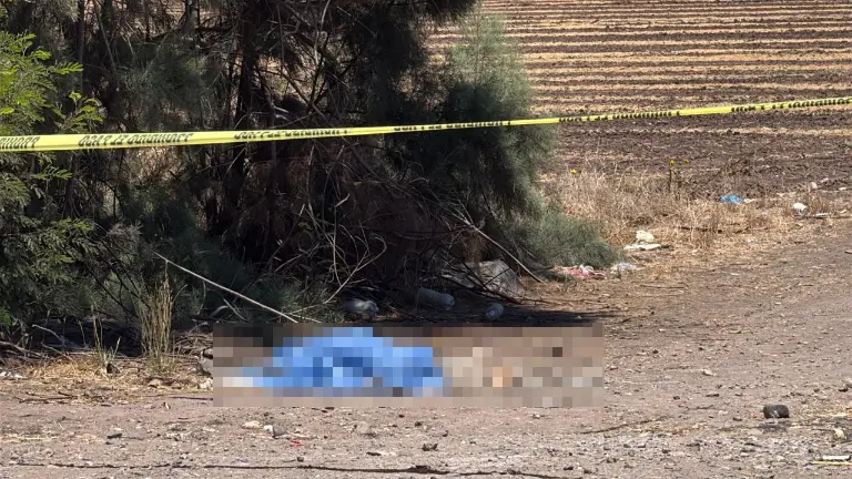 Autoridades realizaron el levantamiento del cuerpo de un joven no identificado encontrado con impactos de bala.
