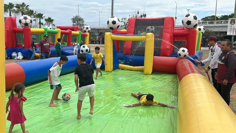 Familias y niños participaron en actividades deportivas durante el evento “Culiacán, la Fiesta del Futbol” en el Parque Acuático.