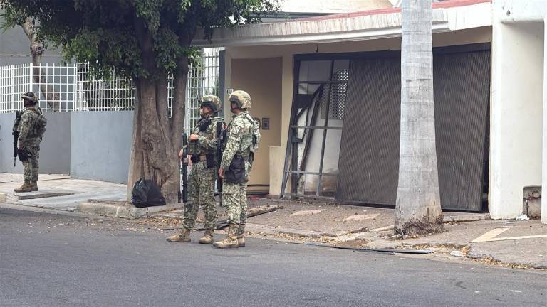 Elementos de seguridad resguardaron la zona de La Campiña tras la explosión registrada en una vivienda la tarde de este viernes.