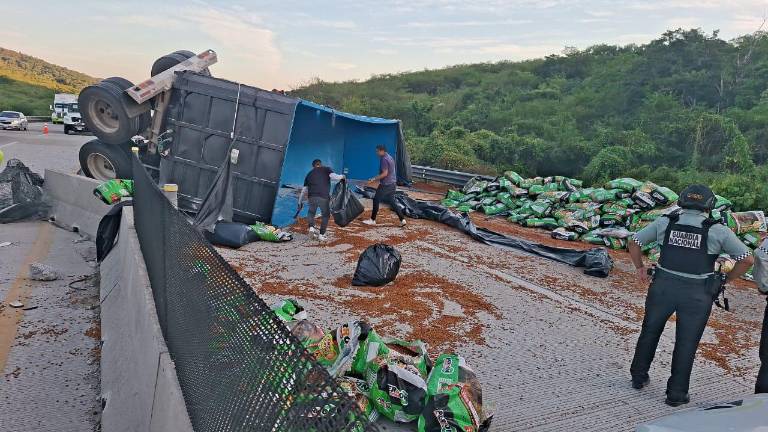 El tráiler volcado quedó obstruyendo un carril del Libramiento Mazatlán tras el accidente registrado este domingo.