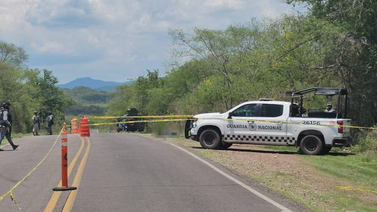 Personal de la Fiscalía realizó las diligencias tras el hallazgo de un hombre asesinado y dos bultos en la sindicatura de Tepuche.