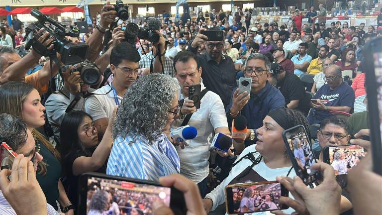 La Gobernadora de Sinaloa Graciela Domínguez Nava es abordada en un evento en Culiacán.