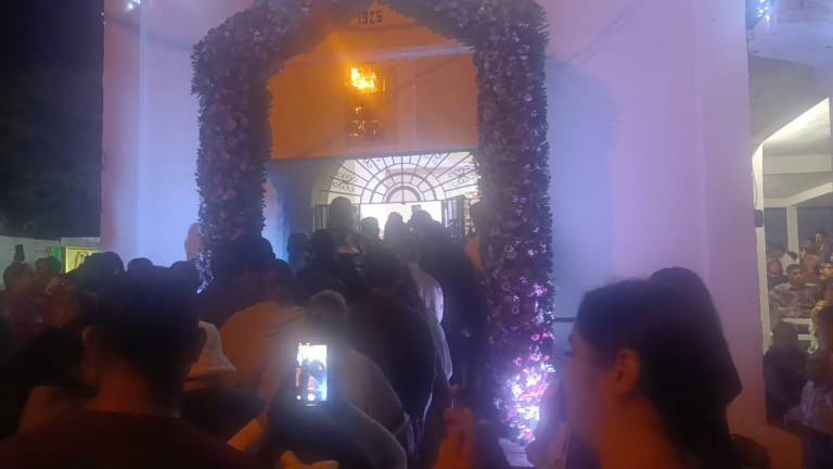 Cientos de feligreses acuden a la Capilla del Gallo, en Escuinapa, a celebrar a la Virgen de Guadalupe.