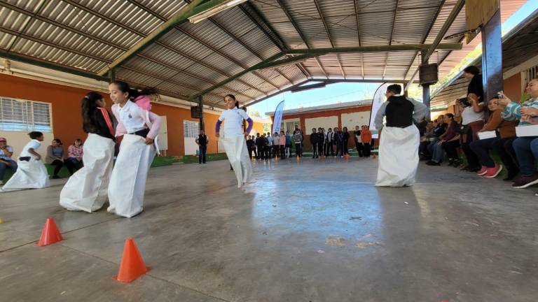 Los pequeños realizan diversas actividades recreativas.