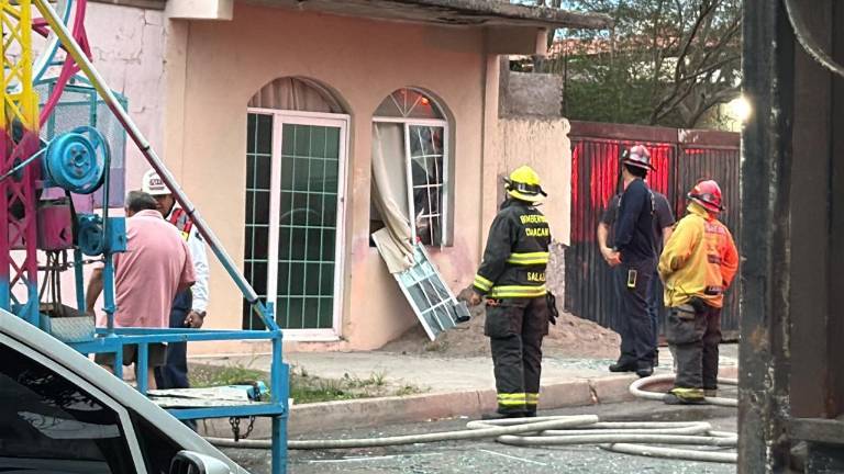 El siniestro dejó ventanas rotas y daños materiales.