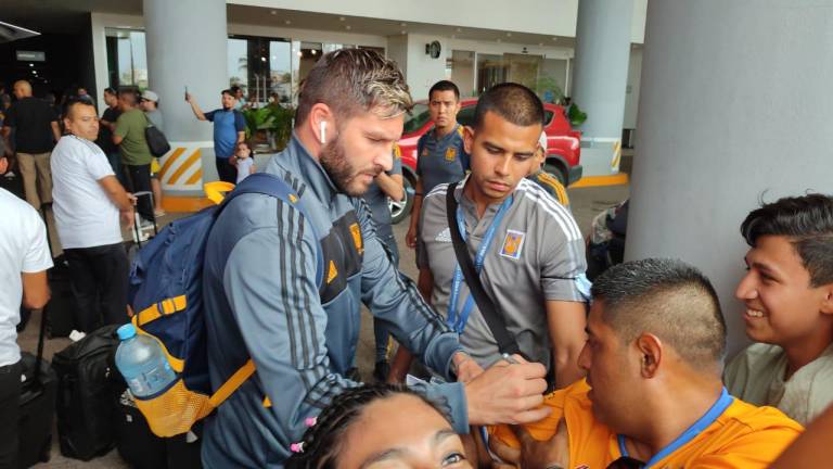 Gignac, Thauvin y Nahuel atienden a los aficionados de Tigres a su llegada a Mazatlán