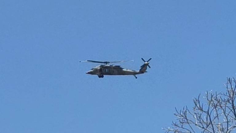 Un helicóptero sobrevolando la zona de la mina donde mantienen operativos para rescatar a mineros atrapados.