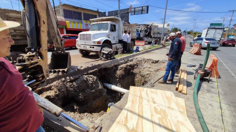 A 7 meses de su remodelación, rompen tramo de la Gabriel Leyva, en Mazatlán, para reparar fuga de drenaje