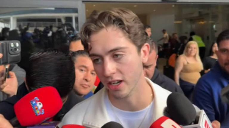 Brian Gutiérrez es abordado por la prensa al llegar a Guadalajara.