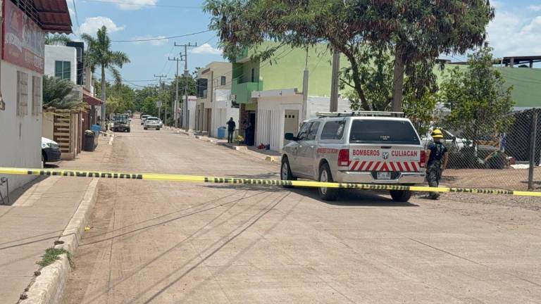 Se reportó que el ahora fallecido estaba en la azotea de una casa de dos plantas color verde, y mientras limpiaba un tinaco, tocó cables de alta tensión.