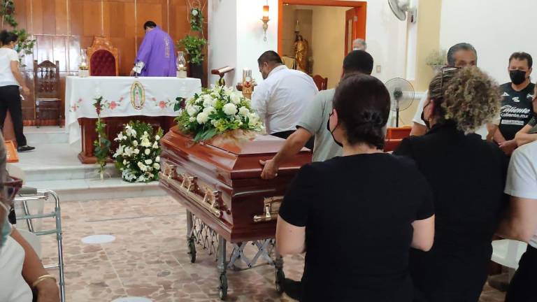 Misa de cuerpo presente del taxista en el templo de la Sánchez Celis.