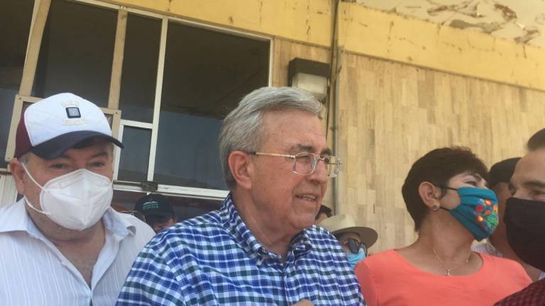 Rubén Rocha Moya, virtual ganador de las elecciones a Gobernador, junto a morenistas de Sinaloa de Leyva.