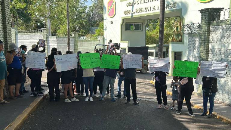 Los manifestantes explicaron que decidieron trasladarse hasta la sede militar luego de que no obtuvieron respuestas satisfactorias en reunión previa con mandos de la Guardia Nacional en Villa Juárez.