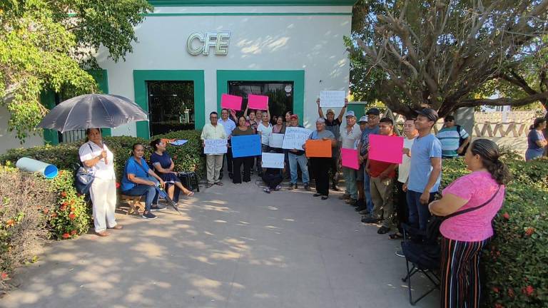 Protesta de usuarios de la CFE en las oficinas de El Rosario.