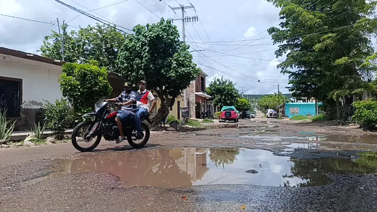La calle es el paso obligado para decenas de personas, pues conecta de manera directa con colonias como Azteca y Loma Bonitas.
