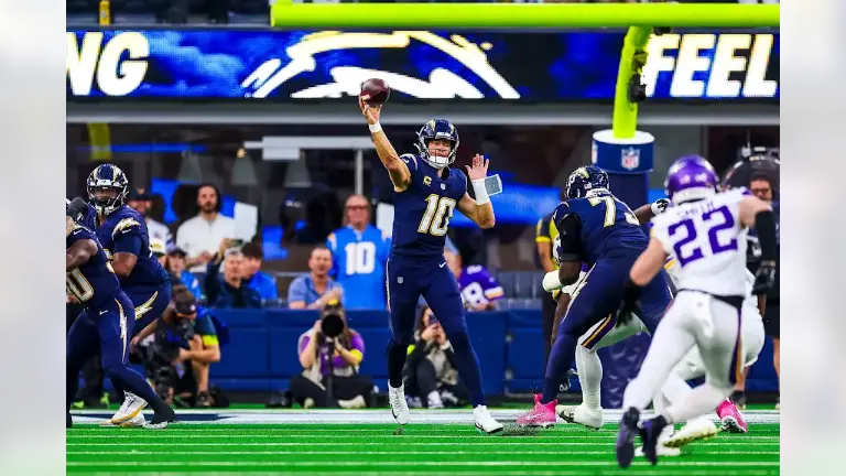 Herbert lanzó para 227 yardas y tres anotaciones.