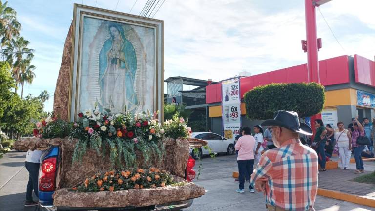 La procesión hacia La Puntilla partió de la avenida Miguel Alemán y fue encabezada por una imagen de la Virgen de Guadalupe.