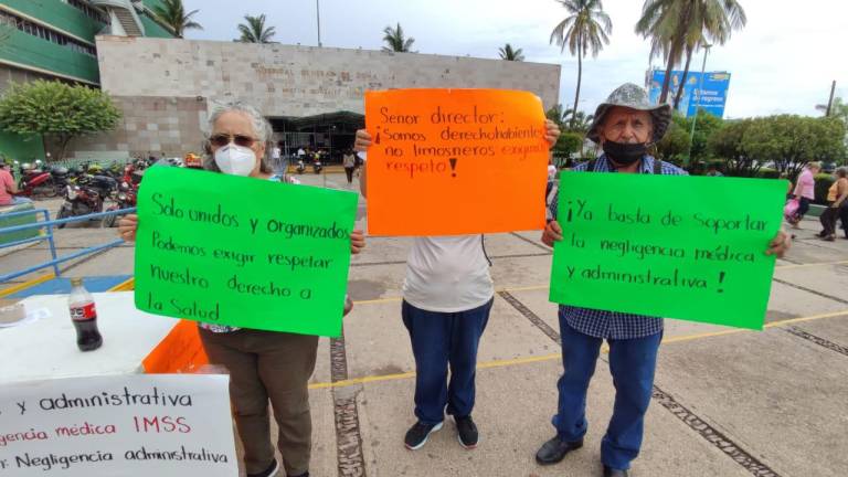 Se plantan en el IMSS de Mazatlán adultos mayores; exigen atención médica para pacientes con cáncer