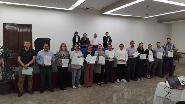 Un total de 28 constancias de cumplimiento de la Norma de Actualización Académica las que fueron otorgadas durante este acto, así como 8 certificados de idoneidad.