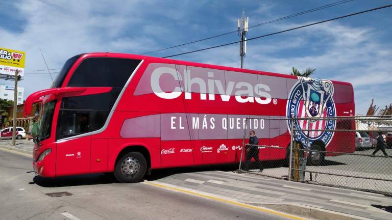 El camión de Chivas sale del estacionamiento del hotel donde se concentra el equipo.