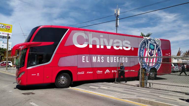 El camión de Chivas sale del estacionamiento del hotel donde se concentra el equipo.
