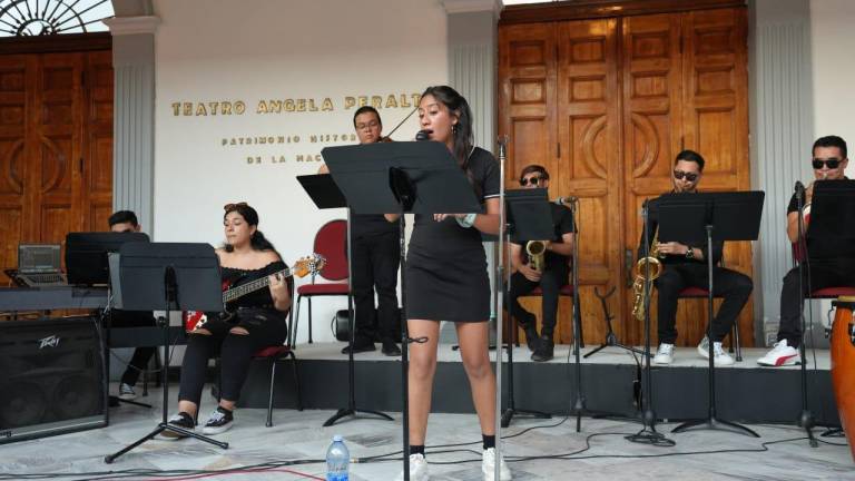 Integrantes de la Banda de Jazz del Centro Municipal de Artes fueron los encargados de realizar el concierto en el pórtico del Teatro Ángela Peralta.