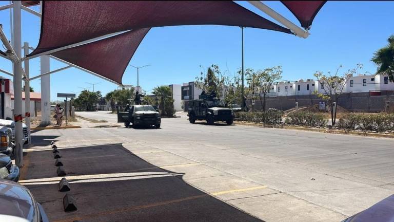 Varias unidades resguardan la zona donde se lleva a cabo el operativo, al norte de Culiacán.