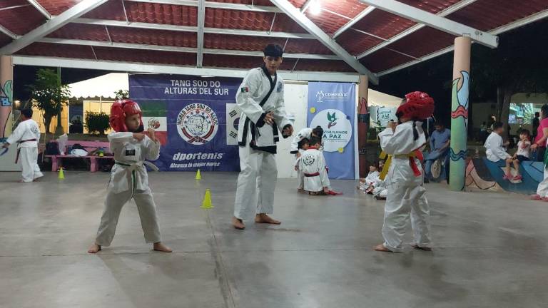 Alumnos de la Escuela de Tang Soo Do Sur realizan una exhibición.