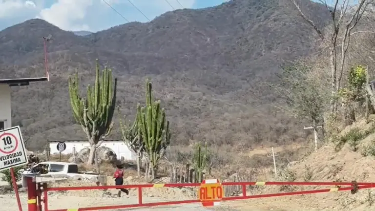 Por la mañana, la coordinadora salió de la mina a reuniones a la cabecera municipal escoltada por elementos de la Secretaria de Marina.